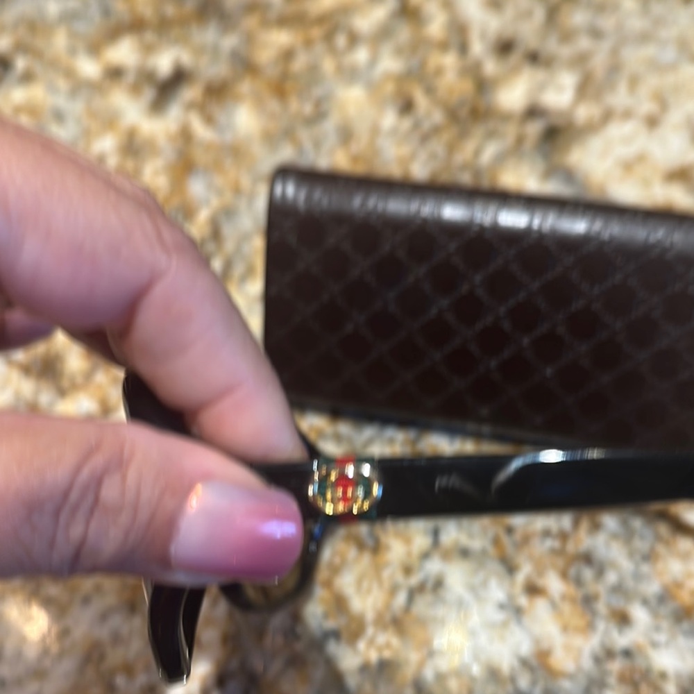Gucci Black and Brown Sunglasses with Classic Aviator Style - Picture 5 of 10